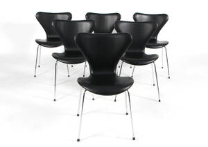 Arne Jacobsen. Et sæt på seks Syver stole, sort læder fra Sørensen, model 3107. 6 