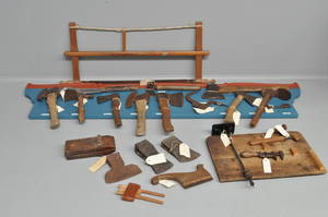 Større samling værktøj. Økse, save mm.