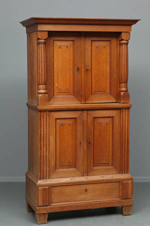 Skab af egetræ ca. 1900