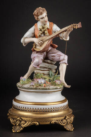Figur af porcelæn Denne vare er sat til omsalg under nyt varenummer 4468036