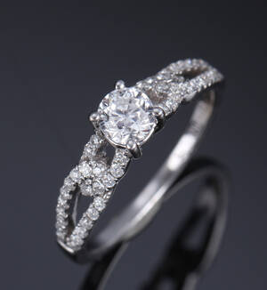Brillant- solitairering af 14 kt. hvidguld, i alt ca. 0.70 ct