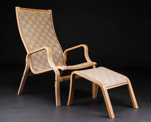  Finn Østergaard. Højrygget lænestol, model Albert med fodskammel 2 