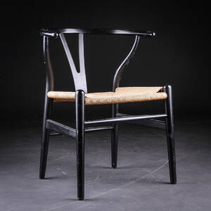 Hans J. Wegner. Y - stol af sortlakeret bøgetræ, model CH-24