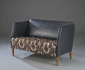 Sofa med stel af poleret bøgetræ, monteret med betræk og sort skai. 