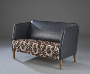 Sofa med stel af poleret bøgetræ, monteret med betræk og sort skai. 
