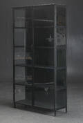 Vitrineskab af sortlakeret jern, industrielt design. 