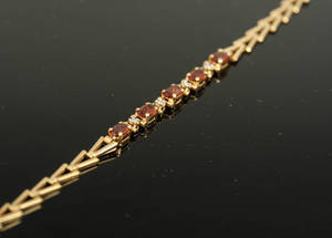 Guldarmband med diamanter och granater