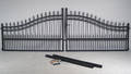 Dobbeltlåget port i sortlakeret aluminium. B. ca. 447 cm 3