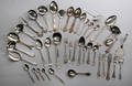En samling diverse dele bestik af sølv. Vægt ca. 1150 gr. 40