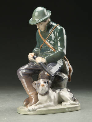 Royal Copenhagen. Figur af porcelæn, jæger, 1. sort. 