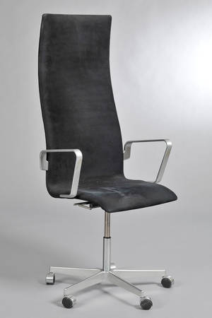 Arne Jacobsen. Højrygget Oxfordstol, alcantara