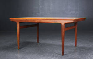 Johannes Andersen. Spisebord af teaktræ med udtræk 