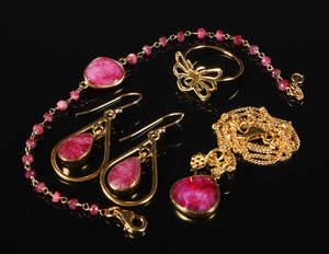 Smykkesæt af forgyldt sterlingsølv med rubiner 6