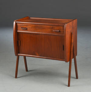 Lille skab af fineret teaktræ, front med to døre og skuffe.