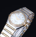 Omega Constellation. Dameur i 18 kt. guld og stål med brillanter og perlemorsskive, boks  cert. 1999 