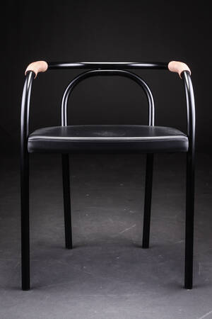 Poul Henningsen. PH Stolen, Serie 0. Sortlakeret stel betrukket med sort læder