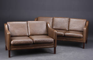 Dansk møbelproducent. Tre- og topers. sofaer, læder. 2