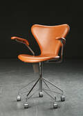 Arne Jacobsen. Kontorstol med armlæn model 3217, cognacfarvet læder 
