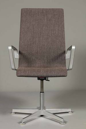 Arne Jacobsen. Lænekontorstol, Oxford, model 3273 i brunt uld