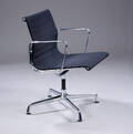 Charles Eames. Armstol, model EA 108, sort hopsak