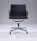 Charles Eames. Armstol, model EA 108, sort hopsak 