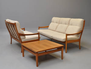 Tre- samt to-pers. sofaer samt sofabord.