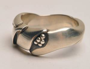 Georg Jensen ring, formgivet af Ole Kortzau