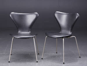 Arne Jacobsen. To stole Syveren, model 3107. 2