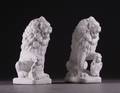 Et par løver af hvidmalet støbt granit. Vægt 170 kg. 2