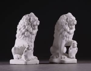 Et par løver af hvidmalet støbt granit. Vægt 170 kg. 2