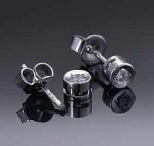 Et par brillant ørestikker af hvidguld, samlet ca 0.10 ct