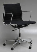Charles Eames. Kontorstol, EA-117 i sort hopsak 