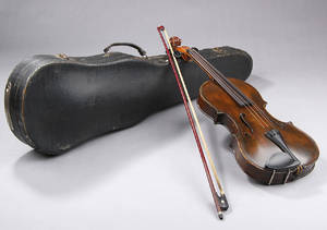 Violin i kasse af mørkbejdset træ. Kopi efter Gasparo da Saló