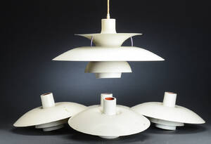 Poul Henningsen. Fire PH4 pendler og en PH5 pendel, hvide 5