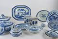 Större samling Kina i underglasyrblått, 19 delar, 17-1900-tal. 19