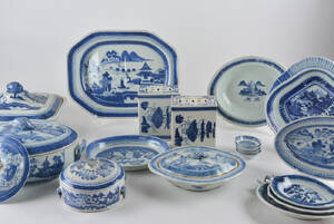 Större samling Kina i underglasyrblått, 19 delar, 17-1900-tal. 19