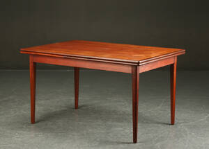 Spisebord af teaktræ, dansk møbelproducent