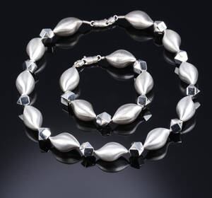 Moderne smykkesæt af delvis satineret sterlingsølv. Vægt ca. 81,8 g. 2 Denne vare er sat til omsalg under nyt varenummer 4461862