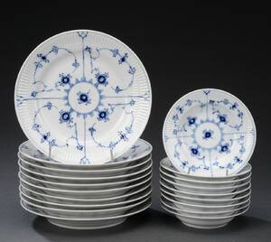 Royal Copenhagen. Musselmalet, riflet, frokosttallerkener samt sidetallerkener 21 Denne vare er sat til omsalg under nyt varenummer 4880660