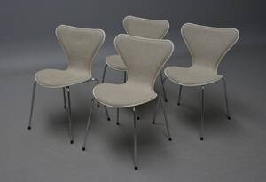 Arne Jacobsen sæt på fire forsidepolstrede stole model 3107 4