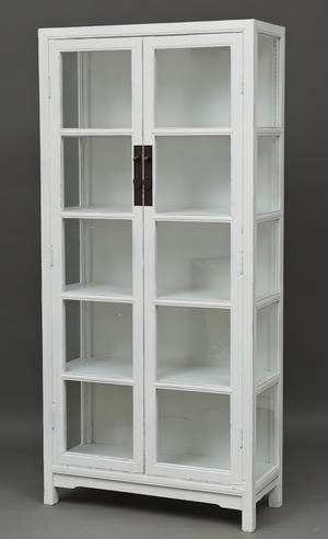 Vintrineudstillingsskab i hvidt antikbemalet træ.