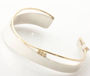 Heiring. Armring af 14 kt. guld og sterling sølv prydet med brillanter