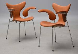 Arne Jacobsen. Et par stole, model 3208, Mågen  Liljen 2