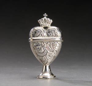 Hovedvandsæg af sølv. Rokoko ca. 34 gr