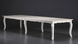 Langbord af hvidlakeret træ, 398 cm.