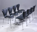 Arne Jacobsen. Et sæt på otte stole Syveren, model 3107, sort læder, Ny siddehøjde 46,5 cm. 8