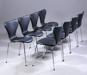Arne Jacobsen. Et sæt på otte stole Syveren, model 3107, sort læder, Ny siddehøjde 46,5 cm. 8