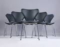 Arne Jacobsen. Et sæt på seks stole Syveren, model 3107, sort læder, Ny siddehøjde 46,5 cm. 6