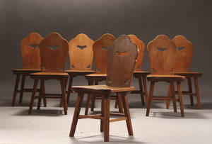 Spisestole af massivt udskåret egetræ. 1900-tallet. 8