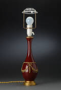 Bordlampe af porcelæn med bronzemonteringer, ca. 1900